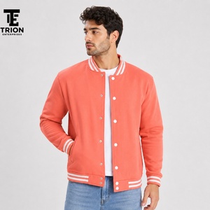 Veste varsity pour homme conçue pour un confort urbain, offrant une chaleur respirante et un style classique inspiré de l'athlétisme pour les looks décontractés au quotidien. - Product Image 4