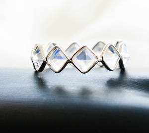 Anillo de eternidad con piedra lunar arcoíris en plata de ley 925 - Product Image 1