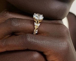 Bague de fiançailles en or jaune avec diamant taille ovale, sertie de griffes et pierres latérales, style classique pour femme - Product Image 4