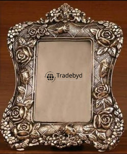 Cadre photo en métal de luxe, élégant et décoratif, pour table, par Tradebyd - Product Image 1