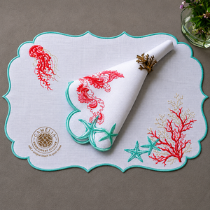 L'embroidére de poissons tropicaux vibrants apporte un charme océanique ludique tout en protégeant les surfaces des traces de boissons. - Product Image 1
