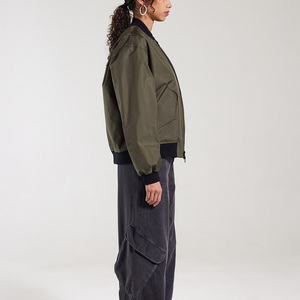 Chaqueta Bomber Gruesa de Temporada para Mujer, con Bordado de Camuflaje, Impresión Personalizada, Cierre de Cremallera Impermeable y Mangas Desmontables - Product Image 3