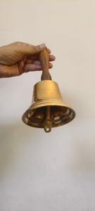Campana de Mano de Latón con Mango de Madera, Forma Redonda Pulida, Estilo Antiguo, Decoración Coleccionable - Product Image 1