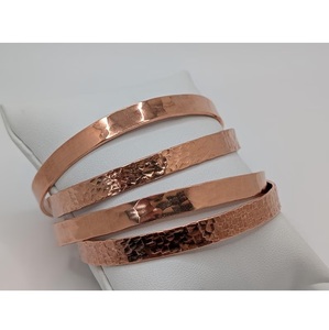 Brazalete de Cobre Texturizado Hecho a Mano, Brazalete Minimalista, Joyería Metálica Moderna para Hombres y Mujeres - Product Image 4