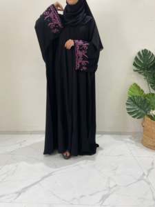 Abaya pour femme style Dubaï, en polyester respirant, col en V perlé, manches longues, pour la prière islamique de l'Aïd, couleur unie, vintage, Meera Fashion - Product Image 1