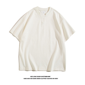 Camiseta de algodón de 240 g de alto gramaje con cuello alto de punto, corte regular, color personalizado, hombros caídos, estilo urbano. - Product Image 5