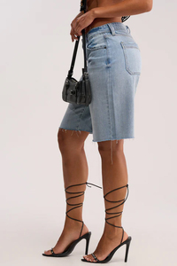 Shorts Bermuda en jean bleu clair taille haute avec fermeture boutonnée et poches, finition délavée décontractée pour femme - Product Image 5