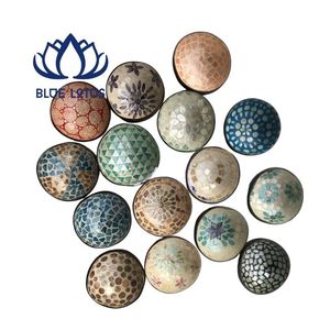 BEST SELLER Bol en noix de coco mosaïque de perles, fait main au Vietnam, écologique, design classique, compatible lave-vaisselle, pour la décoration intérieure - Product Image 1