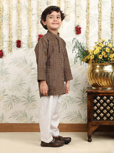Conjunto de kurta y pijama marrón para niños, ropa étnica infantil, kurta de algodón jacquard con pijama blanco, atuendo festivo tradicional para niños - Product Image 3
