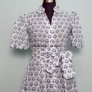 Vestido midi floral de algodón 100% ecológico para mujer, estilo Kangura, cuello en V, manga corta, decoración con botones, lavable. - Product Image 4