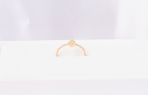 Bague en or jaune massif 18 carats avec diamant jaune naturel fantaisie taille bouclier – Solitaire en pierre précieuse losange avec bande pavée de diamants - Product Image 2
