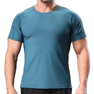 Vêtements de sport de qualité supérieure pour hommes, col rond, tissu respirant à séchage rapide, t-shirts de course à pied, t-shirts de gym à fentes latérales, vente en gros - Product Image 1