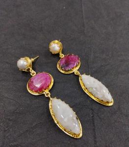 ต่างหูห้อยทรงหยดน้ำประดับเพชรเม็ดใหญ่สำหรับผู้หญิง ชุบทอง 14K/18K ทำจากทองเหลือง รูปทรงสั่งทำได้ ประดับแบบ Bezel Set ทันสมัย ใส่ได้ทุกวัน ขายส่ง - Product Image 2