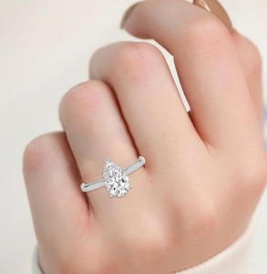 Anillo de Compromiso Clásico de Oro Rosa de 10K con Diamante Cultivado en Laboratorio de Corte Pera de 2.10 CTW y Halo Oculto - Product Image 3