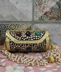 Mini bolso de mano Kundan de latón dorado para uso nocturno con diamantes y cierre de hebilla - Product Image 2