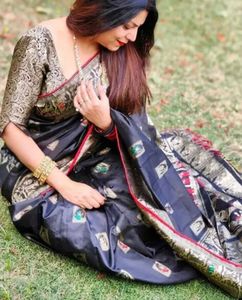 Sari en soie de créateur fabriqué en Inde avec pallu contrastant, idéal pour les festivals traditionnels, les mariages et les soirées, disponible à la vente - Product Image 1