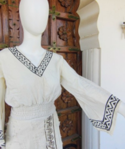 Top bohemio de algodón tejido para mujer, con cuello en V, manga larga acampanada y cintura fruncida, colores personalizados - Product Image 2