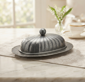 Plateau décoratif gravé, plateau ovale martelé en acier inoxydable, beurrier avec couvercle, design vintage artisanal pour table de cuisine - Product Image 1