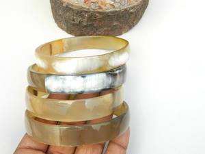 Brazalete Artesanal de Cuerno de Búfalo Pulido y Ecológico, Joyería de Estilo Étnico Vintage - Product Image 4