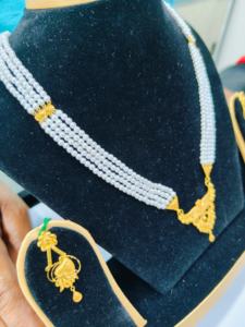 Ensemble de collier en or massif 22 carats avec perles, quatre rangs de perles blanches, pendentif floral, bijoux de mariée indiens traditionnels pour femmes - Product Image 3