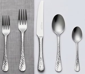 Ensemble de couverts en acier inoxydable satiné texturé martelé, finition mate, idéal pour les réunions de famille, les fêtes et les événements - Product Image 1