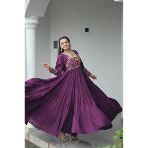 Vestido de Algodón Especial para Navratri con Trabajo Gamthi, Hermoso Atuendo para la Ocasión de Diwali - Product Image 2