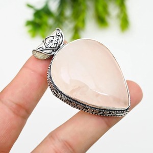 Pendentif bohème en argent sterling avec quartz rose serti à la main, forme poire - Product Image 2