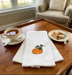 Serviettes d'invité en coton blanc personnalisées en gros, brodées motif citrouille, lavables en machine, avec ourlet festonné, pour la maison, l'hôtel et les fêtes - Product Image 1
