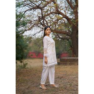 Kurti de Algodón Blanco Bordado de Primera Calidad con Salwar a Juego, Cuello en V, Ropa Étnica para Mujer, Disponible a Precio de Exportación - Product Image 3