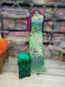 สีเขียวและสีชมพู เยอรมัน สวิส ดีรัค พร้อมผ้าคลุมสีม่วง |   ชุดพื้นเมืองโซมาเลียสำหรับโอกาสพิเศษ - Product Image 1