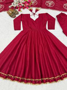 Presentando el nuevo traje Anarkali de diseñador en material de seda romana con un estilo elegante y moderno. - Product Image 6