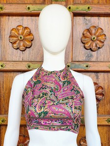 ชุดเซ็ตผ้าซาตินพิมพ์ลายเพสลีย์สไตล์โบฮีเมียนสำหรับผู้หญิง เสื้อครอปคอ halter และกางเกงขาสั้นเอวยางยืด เหมาะสำหรับใส่เที่ยวทะเลในช่วงฤดูร้อน - Product Image 3