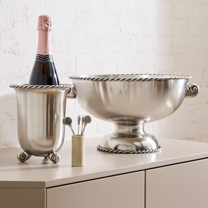 Seau à glace élégant en métal argenté brossé, doté d'un rebord torsadé, de pieds décoratifs distinctifs et d'une silhouette moderne. - Product Image 5