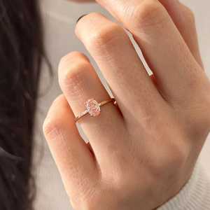 Bague solitaire en diamant rose intense fantaisie ovale de 1 carat, or rose 14 carats, bague de fiançailles minimaliste délicate, certifiée IGI - Product Image 2
