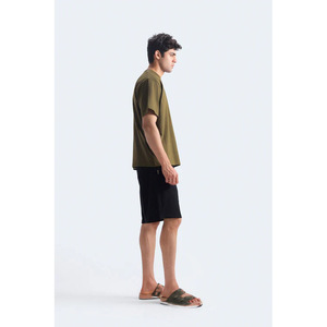 Conjunto de Camiseta Casual de Punto Verde Oliva para Hombre y Pantalones Cortos Negros para Verano - Product Image 3
