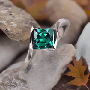 Bague de fiançailles vintage unique en émeraude taille princesse, en or rose, avec grappe de pierres taille princesse, bague de mariage délicate - Product Image 4