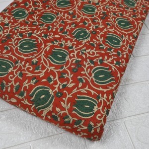 Tela de Algodón Tejida a Mano con Estampado Floral Rojo, Peso Medio, Estilo Kalamkari, para Vestidos Kurti, Decoración del Hogar, Exportación B2B, Venta al Por Mayor - Product Image 4