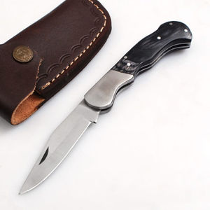 Cuchillo de Caza Plegable Personalizable de Acero Inoxidable de Alta Gama con Mango de Madera Forjado, Borde Serrado y Punta Clip con Botón de Presión - Product Image 1