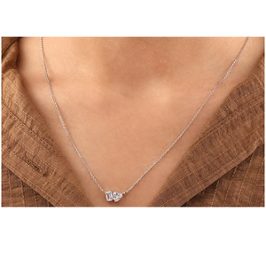 Collier pendentif en diamant de laboratoire de qualité supérieure, taille émeraude et deux diamants en forme de cœur, certifié VVS2, or, bijoux élégants et minimalistes - Product Image 1
