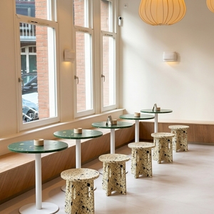 Mesa de Comedor de Plástico Reciclado 4GoodThings, Diseño Moderno, Impermeable, Duradera, Ecológica, Apilable, con Marco Metálico, Fácil de Montar - Product Image 6