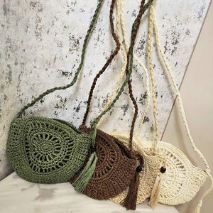 Bolso cruzado de rafia de ganchillo redondo Beige Bolso circular hecho a mano con borla bohemia y correa trenzada y abalorio con cuentas - Product Image 4