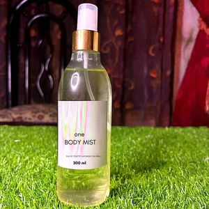 สเปรย์ระงับกลิ่นกายแบบขวดปั๊มสีทอง กลิ่นหอมติดทนนาน สำหรับทั้งชายและหญิง ให้ความสดชื่นแก่ผิว ขนาด 300 มล. บรรจุในขวดพลาสติก PET - Product Image 1