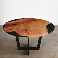 Tables à manger en bois massif avec bordure naturelle, tables en résine époxy, tables en bois massif sur mesure, dessus de table en bois massif et résine époxy