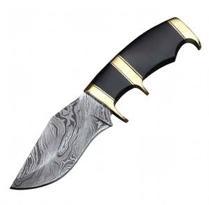 Cuchillo de exterior hecho a mano de acero de Damasco con mango de cuerno negro y guardacuchillo de latón - Product Image 1