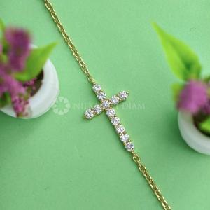 Bracelet jonc élégant en or jaune 18 carats avec diamants de laboratoire, motif croix et forme ronde, à vendre pour l'exportation - Product Image 6