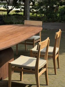 Table à manger moderne Merryjane en teck écologique, design minimaliste en bois massif de qualité supérieure pour une salle à manger de luxe et une utilisation en extérieur - Product Image 4