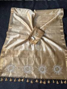 Sari beige en coton brodé de fleurs, drapé avec bordure à pompons, idéal pour les mariages et les fêtes féminines - Product Image 3