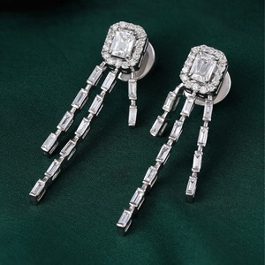Pendientes de Oro Amarillo de 14K con Diamantes Cultivados en Laboratorio de Corte Esmeralda de 2.27 CT, Halo y Flecos de Baguette - Product Image 3