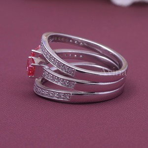 แหวนเพชรเม็ดใหญ่ทรงเหลี่ยมมรกต 3 วง ทอง 18K ประดับเพชรแฟนซีสีชมพูที่ได้รับการรับรองจาก IGI - Product Image 3