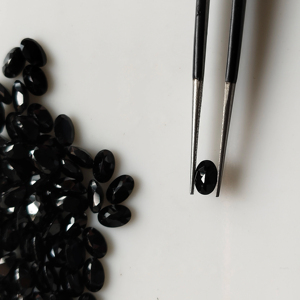 พลอยออนิกซ์สีดำธรรมชาติ รูปไข่ขนาด 6x4 มม. คุณภาพดีที่สุด สำหรับทำเครื่องประดับ จากเรดเมาน์เทน เจมส์ - Product Image 1